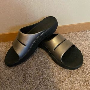 Black and gold oofos!! Super comfy.